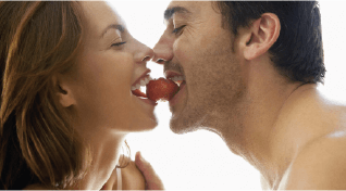 femme et homme embrasser