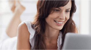 femme mûre devant ordinateur