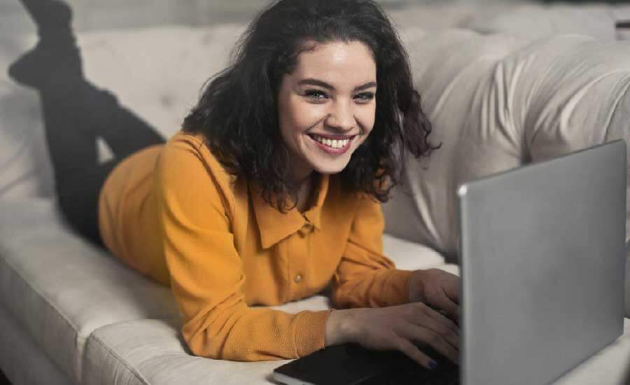 femme devant pc souriante heureuse