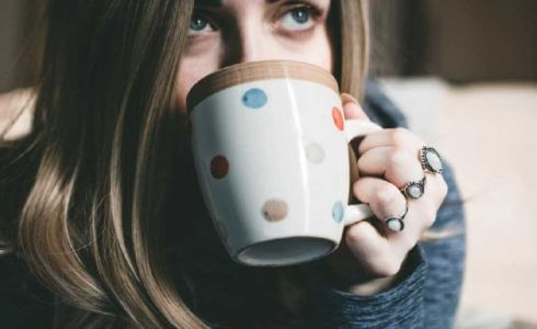 femme reflechissant devant cafe probleme sentimental