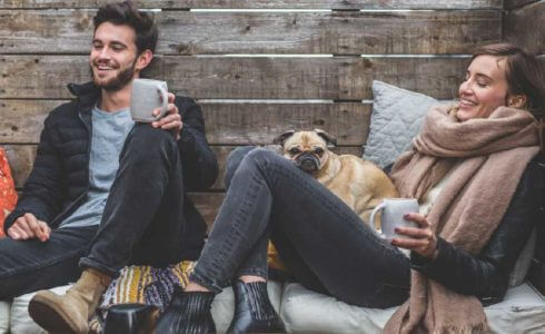 un homm et une femme detente cafe